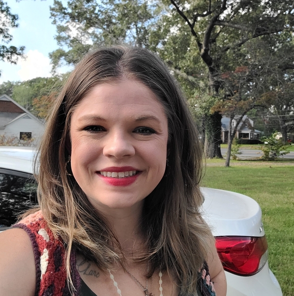 Meet your Posher, Amanda - Picture 1 of 1